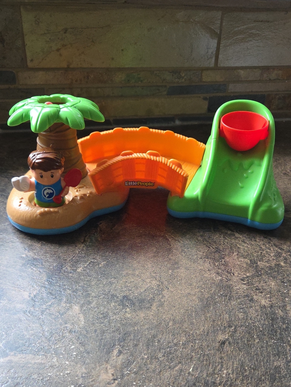Little People Spill N Suprise Island - Boy Holding Shovel And Shell